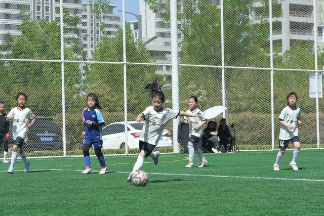 澳客网页版入口-绿茵场上激烈角逐,谁能笑到最后?的简单介绍