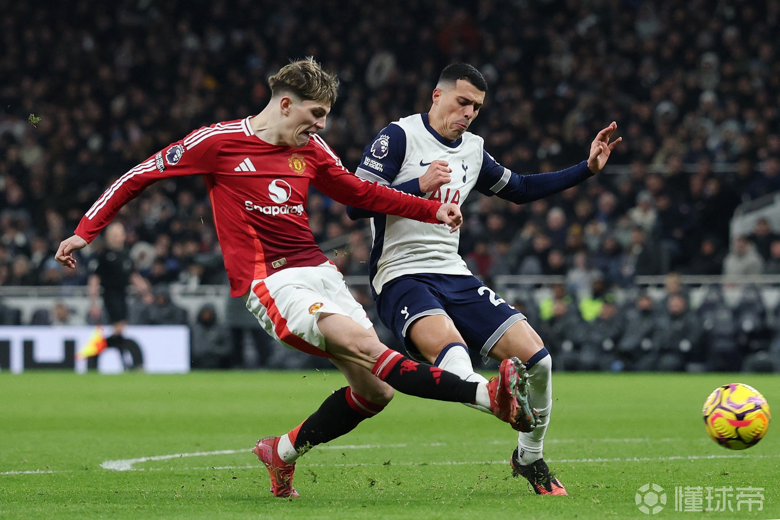 澳客app下载-曼联球员备战重要比赛,联手拼搏争胜