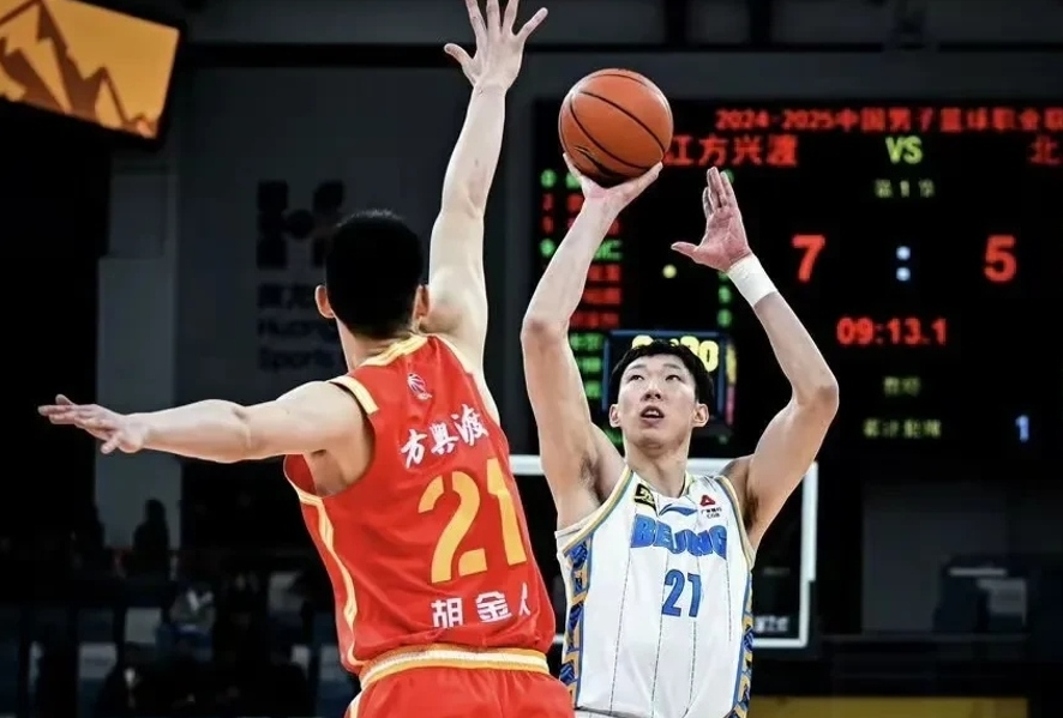 澳客网页版登录入口-篮球比赛中惊险经过,胜负悬而未决