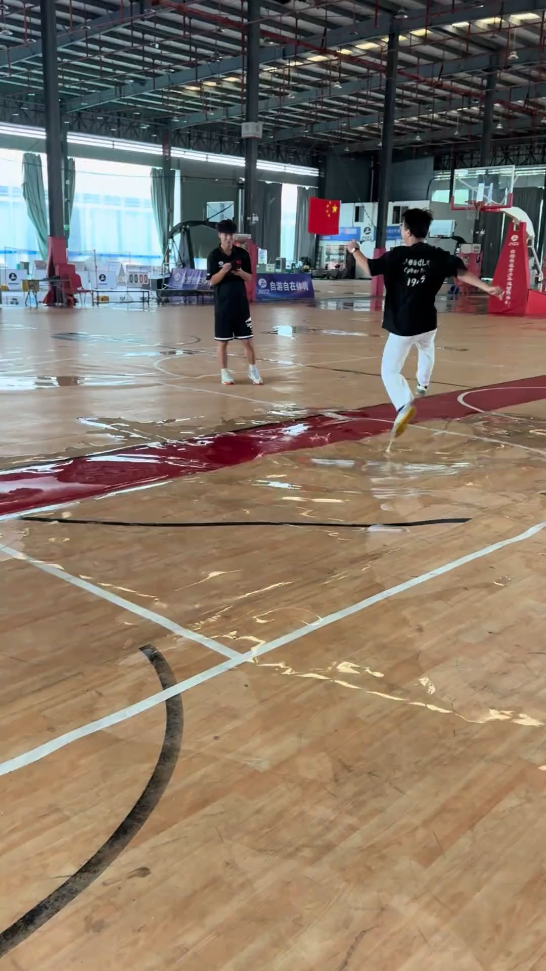 澳客竞技-包含米切尔再度亮相篮球舞台,台风队蝉联总冠军的词条