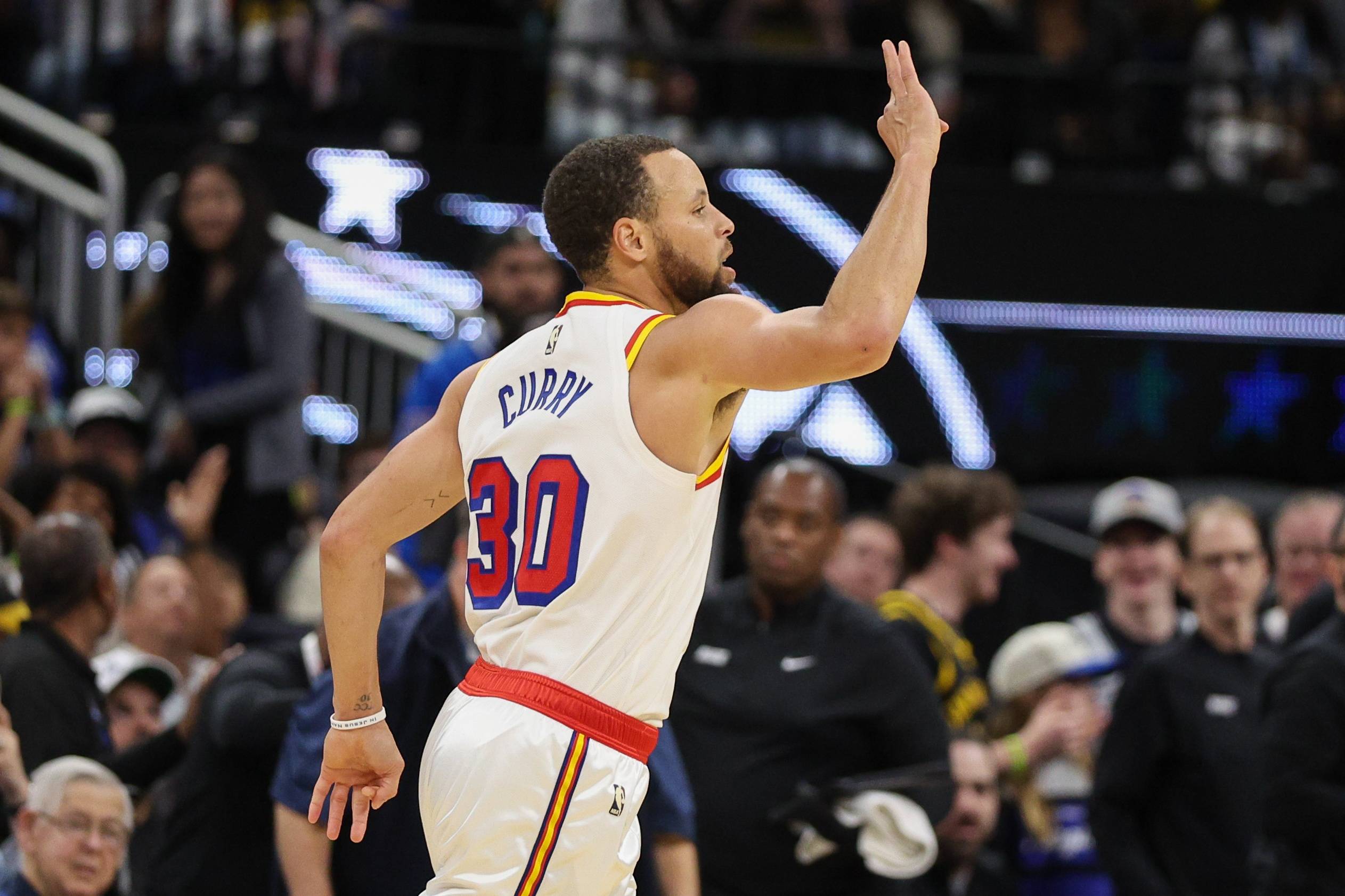 澳客地址-勇士球迷狂欢——库里带伤复出砍下+全场看球的简单介绍