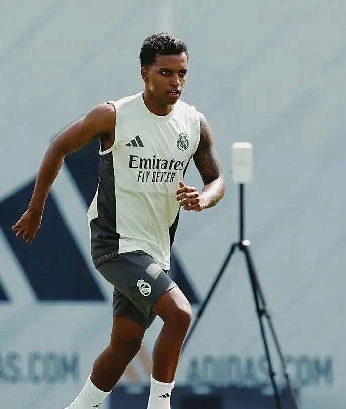 塞维利亚签下皇马边锋罗德里戈蛋糕两边现在都有份