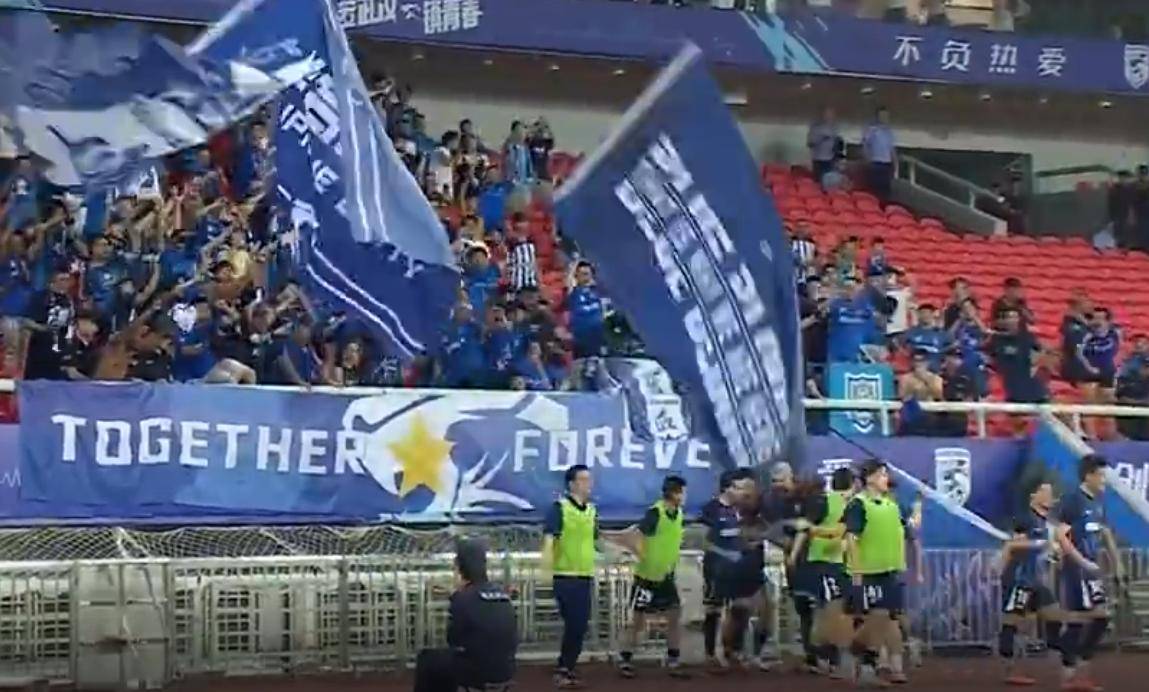 澳客平台-比赛白热化,球场上刀光剑影